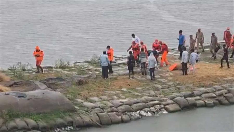 मातम में बदलीं शादी की खुशियां, यमुना नदी में नाव पलटने से 6 लोग डूबे, तीन शव मिले, 3 लापता