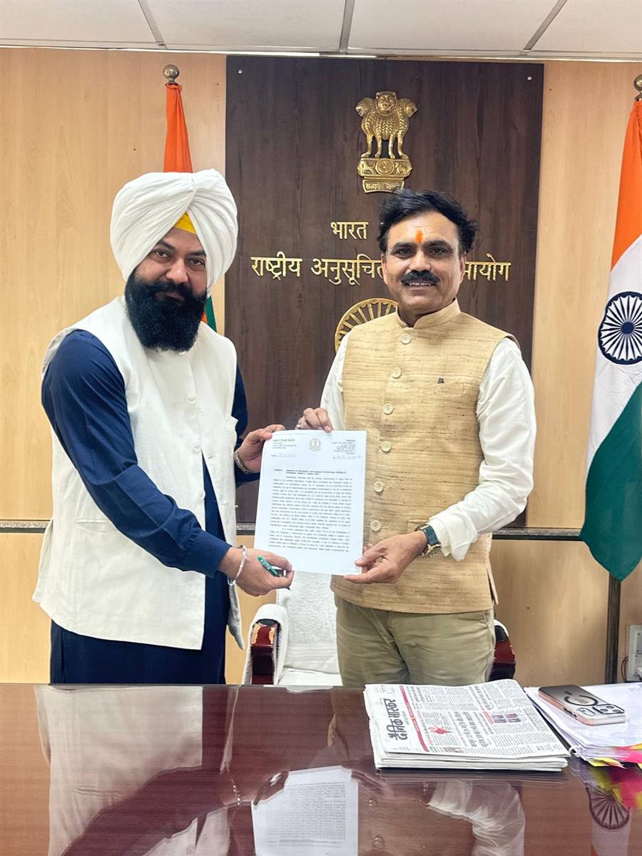 2027 की जनगणना के लिए तैयार फॉर्म में अनुसूचित जातियों के लोगों के लिए प्रतिबंधित शब्दों के इस्तेमाल के मामले में जसवीर सिंह गढ़ी द्वारा राष्ट्रीय अनुसूचित जाति आयोग के चेयरमैन से मुलाकात