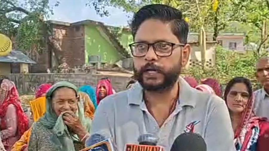 Kangra: पोलिंग बूथ बदलने को लेकर ग्रामीणों का गुस्सा फूटा, चुनाव वहिष्कार की दी चेतावनी