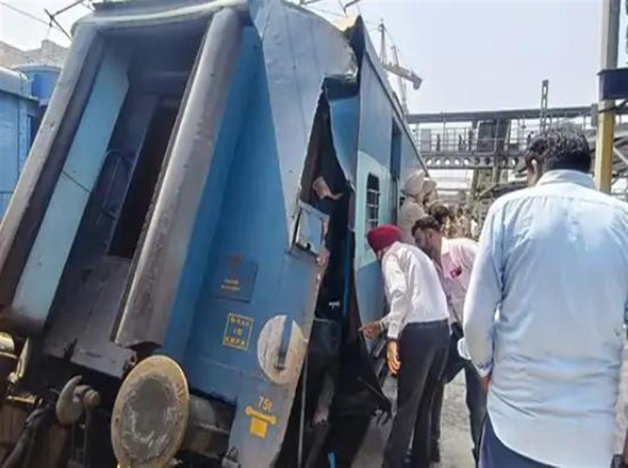 वैष्णो देवी जा रही ट्रेन में हादसा:लुधियाना में 2 हिस्सों में बंटी, 1200 यात्री बाल-बाल बचे