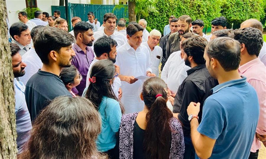 सांसद दीपेन्द्र हुड्डा से UPSC प्रारम्भिक परीक्षा में हो रही गड़बड़ियों को लेकर अभ्यर्थियों का प्रतिनिधिमंडल