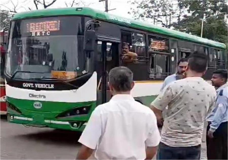 HRTC की नई इलैक्ट्रिक बस को चंडीगढ़ में रोका, कंडक्टर यूनियन ने CTU को दे डाली ये बड़ी चेतावनी