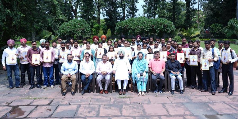 हरदीप सिंह मुंडियां ने जल आपूर्ति एवं स्वच्छता विभाग के 52 नव-नियुक्त कर्मचारियों को नियुक्ति पत्र सौंपे