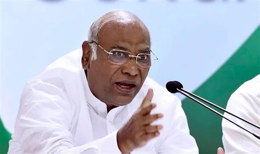 सरकार की गलत नीतियों ने हमारे युवाओं को भारी हताशा के दलदल में धकेल दिया : मल्लिकार्जुन खड़गे