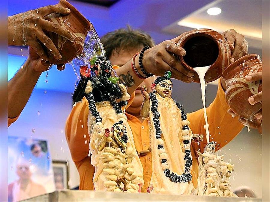 'जय कन्हैया लाल की' : मथुरा, दिल्ली से लेकर नोएडा तक उत्सव, कृष्ण के जन्म पर हर तरफ उल्लास