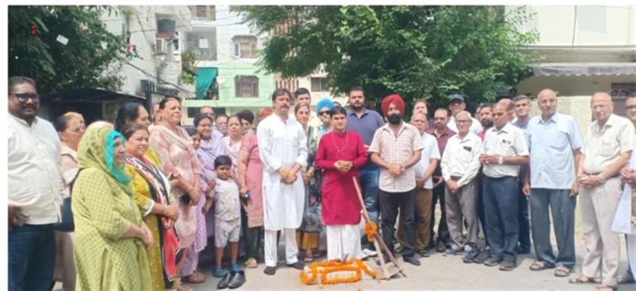 सेक्टर 45 सी के मकानों का इलाका नई लुक में आएगा नजर, वी-6 सड़कों के किनारे लगेगी टाइल