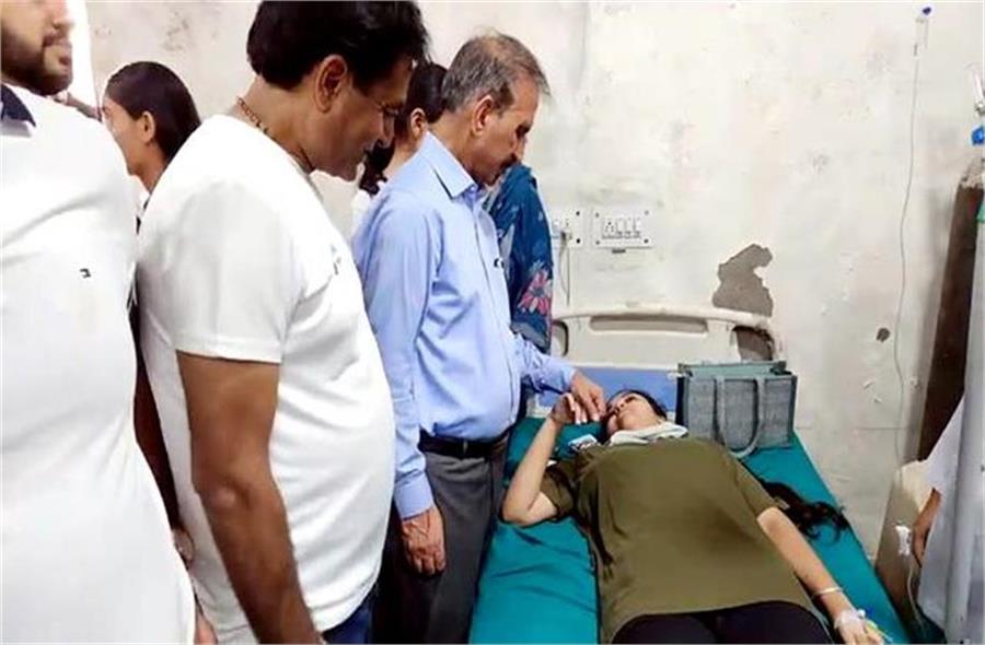 एंटी-चिट्टा वॉकथॉन में बिगड़ी 14 छात्राओं और 2 टीचरों की तबीयत, CM सुक्खू ने अस्पताल पहुंचकर जाना हाल