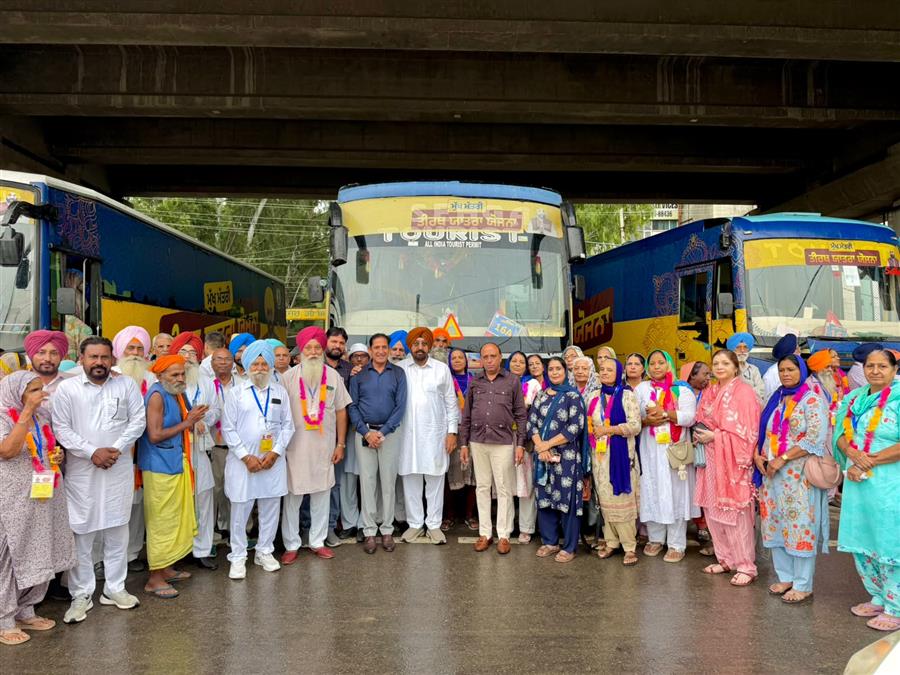 मुख्यमंत्री तीर्थ यात्रा योजना के तहत डेराबस्सी से श्रद्धालुओं की तीन बसें अमृतसर के लिए रवाना
