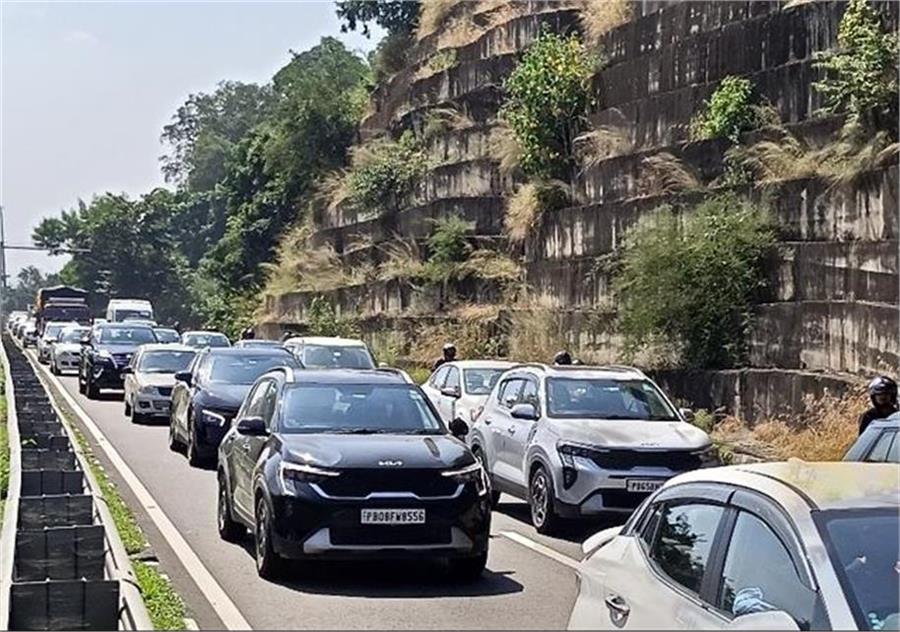 Solan: वीकैंड पर हिमाचल में उमड़ा पर्यटकों का सैलाब, परवाणू टोल प्लाजा पर लगा 2 KM लंबा ट्रैफिक जाम