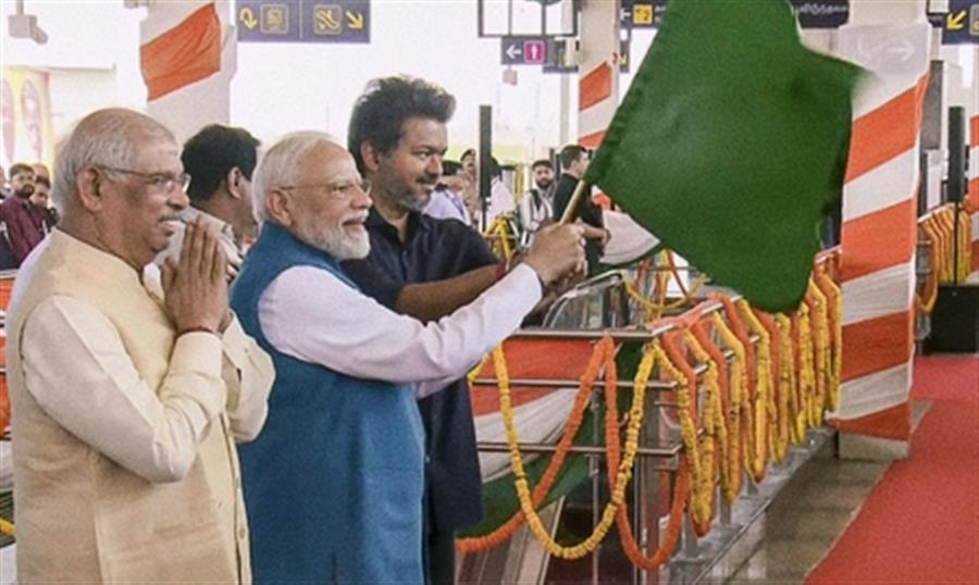पीएम मोदी और सीएम विजय ने चेन्नई मेट्रो के फेज-2 की पहली ट्रेन को दिखाई हरी झंडी, छात्रों से की बातचीत