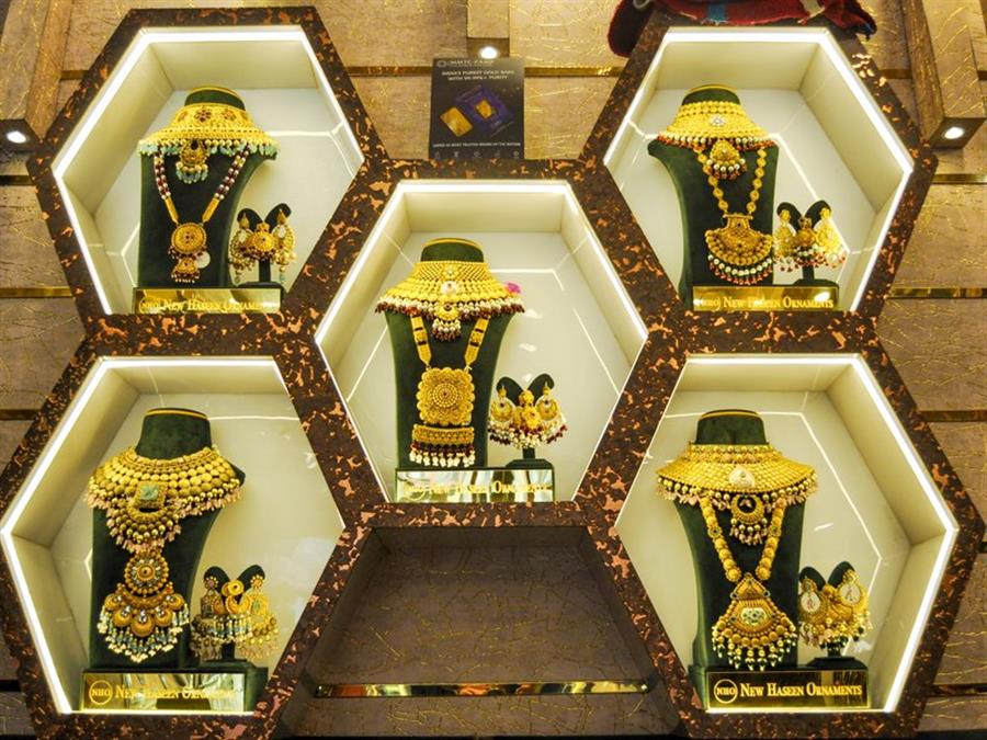 कमजोर वैश्विक संकेतों के चलते कीमती धातुओं पर बढ़ा दबाव, सोना 1.28 प्रतिशत फिसला; चांदी में 5,600 रुपए की गिरावट