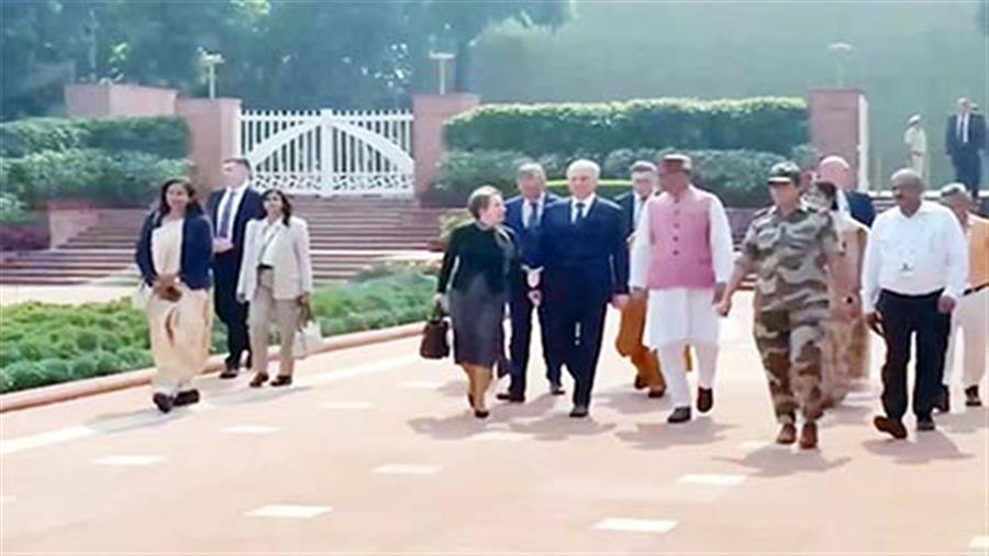 रूस की संसद के अध्यक्ष व्याचेस्लाव वोलोदिन ने राजघाट पहुंचकर महात्मा गांधी को दी श्रद्धांजलि
