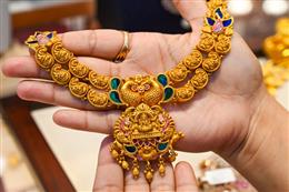 वैश्विक स्तर पर अनिश्चितता से सोने और चांदी में गिरावट