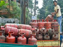 कमर्शियल एलपीजी सिलेंडर की कीमत 993 रुपए बढ़ी, घरेलू उपभोक्ताओं के लिए जारी रहेगी राहत
