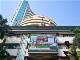 शीर्ष 10 में से छह कंपनियों का मार्केट कैप बीते हफ्ते 74,111 करोड़ रुपए बढ़ा