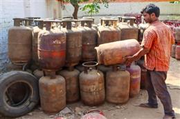 देश में ईंधन की आपूर्ति सामान्य, बीते चार दिनों में 1.72 करोड़ से अधिक एलपीजी सिलेंडर डिलीवर हुए : केंद्र