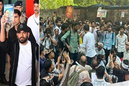 जंतर-मंतर पर कॉकरोच जनता पार्टी का प्रदर्शन : अभिजीत दीपके भी मौजूद, शिक्षा मंत्री के इस्तीफे की मांग