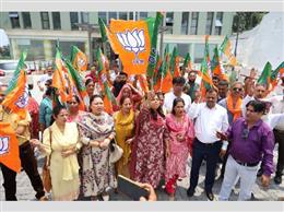Himachal : MC Mayor Elections: धर्मशाला निगम में शपथ अटकी, भाजपा ने फूंके मुख्यमंत्री-आयुक्त के पुतले