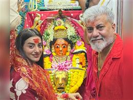 'वेलकम टू द जंगल' की रिलीज से पहले अक्षरा सिंह ने लिया सिद्धिविनायक और मां मुंबा देवी के दरबार में आशीर्वाद