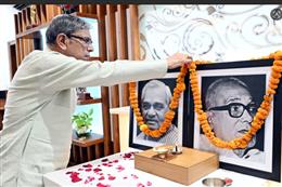 राज्यपाल ने लोकनायक जयप्रकाश नारायण और भारत रत्न अटल बिहारी वाजपेयी को श्रद्धांजलि अर्पित की