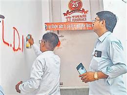 लखनऊ में 50 और कोचिंग-लाइब्रेरी सील, कार्यशाला में संचालकों-पुलिस में तीखी नोकझोंक
