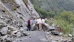 उत्तराखंड: चमोली में पहाड़ी से भारी बोल्डर और मलबा गिरा, नंदप्रयाग-नंदानगर मार्ग बंद