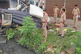 ग्रेटर नोएडा में सरिया से भरा ट्रक नाले में पलटा, चालक की दर्दनाक मौ*त, दो घंटे तक चला रेस्क्यू ऑपरेशन