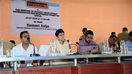 बिजली विभाग का ट्रांसफार्मर और पोल शिफ्ट न करने पर अधिकारियों पर भड़की सांसद, बोलीं आपको शर्म आनी चाहिए