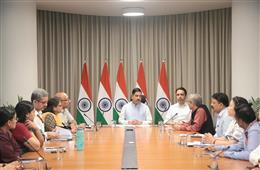 प्रह्लाद जोशी ने संभाला शिक्षा मंत्रालय, पहले ही दिन वरिष्ठ अधिकारियों संग की बैठक