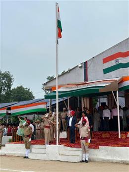 80वां स्वतंत्रता दिवस: पंजाब के जेल, प्रवासी भारतीय और संसदीय कार्य मंत्री डॉ. रवजोत सिंह ने होशियारपुर में फहराया तिरंगा