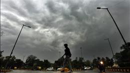 दिल्ली एनसीआर में बारिश और बादलों की आवाजाही जारी, दिन के समय मौसम सुहावना