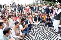 Himachal: भाजपा विधायक दल ने रिज पर कांग्रेस के खिलाफ दिया धरना, महात्मा गांधी की प्रतिमा के सामने गाया राष्ट्रगीत