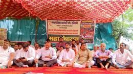 हड़ताली सफाई कर्मचारियों के समर्थन में उतरी जेजेपी, धरना स्थलों पर पहुंचे कार्यकर्ता
