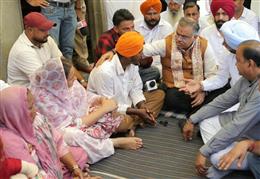 गुलजार सिंह के परिवार से मिले तरुण चुग, परिजनों के साथ दुख साझा कर न्याय का भरोसा दिया