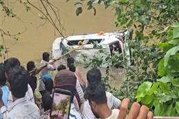 मध्य प्रदेश: आगर मालवा में श्रद्धालुओं से भरी कार बारिश से उफनते नाले में बही, 8 की मौ*त