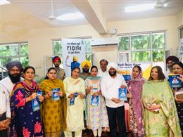 एम एल ए कुलवंत सिंह ने मुख्यमंत्री सेहत योजना के कार्ड आरोग्य केंद्र, सेक्टर-69 में लाभार्थियों को वितरित