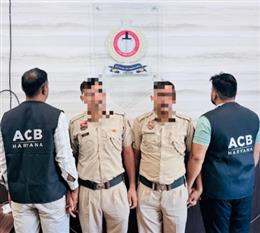 9 हजार रुपये रिश्वत लेते डायल-112 पर तैनात दो पुलिसकर्मी गिरफ्तार