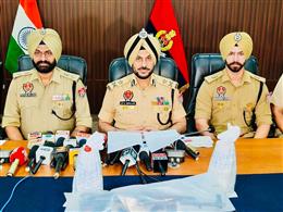 सीमा पार से हथियार और विस्फोटक तस्करी नेटवर्क का पर्दाफाश; एक AK-47 राइफल और दो हैंड ग्रेनेड सहित एक व्यक्ति गिरफ्तार