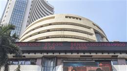 RBI MPC के फैसले से पहले दबाव में खुला शेयर बाजार, सेंसेक्स 102 अंक और निफ्टी 86 अंक टूटा