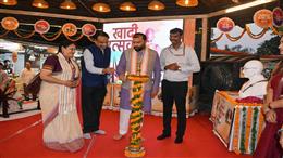 दिल्ली हाट में सजा ‘मिनी इंडिया’, खादी महोत्सव-2026 में 115 स्टॉलों पर दिखी स्वदेशी उत्पादों की विविधता, 15 अक्टूबर तक चलेगी प्रदर्शनी