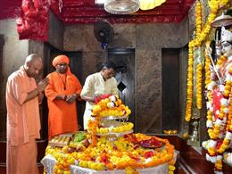 नवरात्रि के पहले दिन सीएम योगी ने की देवी पाटन मंदिर में आराधना, लोक मंगल की कामना