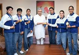 केंद्रीय मंत्री अश्विनी वैष्णव ने रेल भवन में एशियाई खेल 2026 में स्वर्ण पदक जीतने वाली भारतीय महिला कबड्डी टीम से मुलाकात की