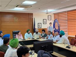 जिला व्यापारी आयोग ने व्यापारियों और दुकानदारों की लंबित समस्याओं की समीक्षा की