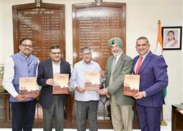 पंजाब राज्य सूचना आयोग ने राज्यपाल को भेंट की ‘आरटीआई एंड गुड गवर्नेंस’ पुस्तक