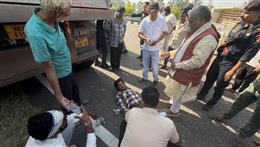 हादसा देख मंत्री कृष्णलाल पंवार ने रुकवाया काफिला, घायल चालक को पायलट गाड़ी से भिजवाया अस्पताल