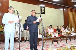 हरियाणा के राज्यपाल ने सतीश कुमार को हरियाणा लोक सेवा आयोग के अध्यक्ष पद की दिलाई शपथ