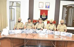 नशा तस्करी और अवैध हथियारों की आपूर्ति के नेटवर्क से जुड़े 8 गिरफ्तार; 11 पिस्तौल और 2.2 किलो हेरोइन बरामद