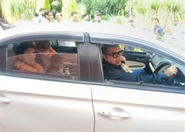 अधिकारी की सादगी ने जीता दिल, सेवानिवृत्त कर्मचारी को खुद गाड़ी चलाकर घर छोड़ने पहुंचे IAS सुशील सारवान